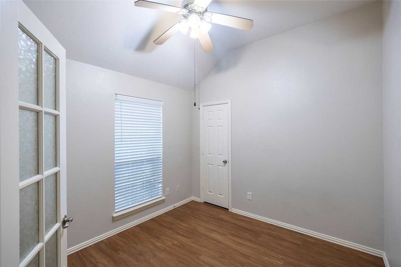 11569 La Grange Dr - Photo 3 of 31