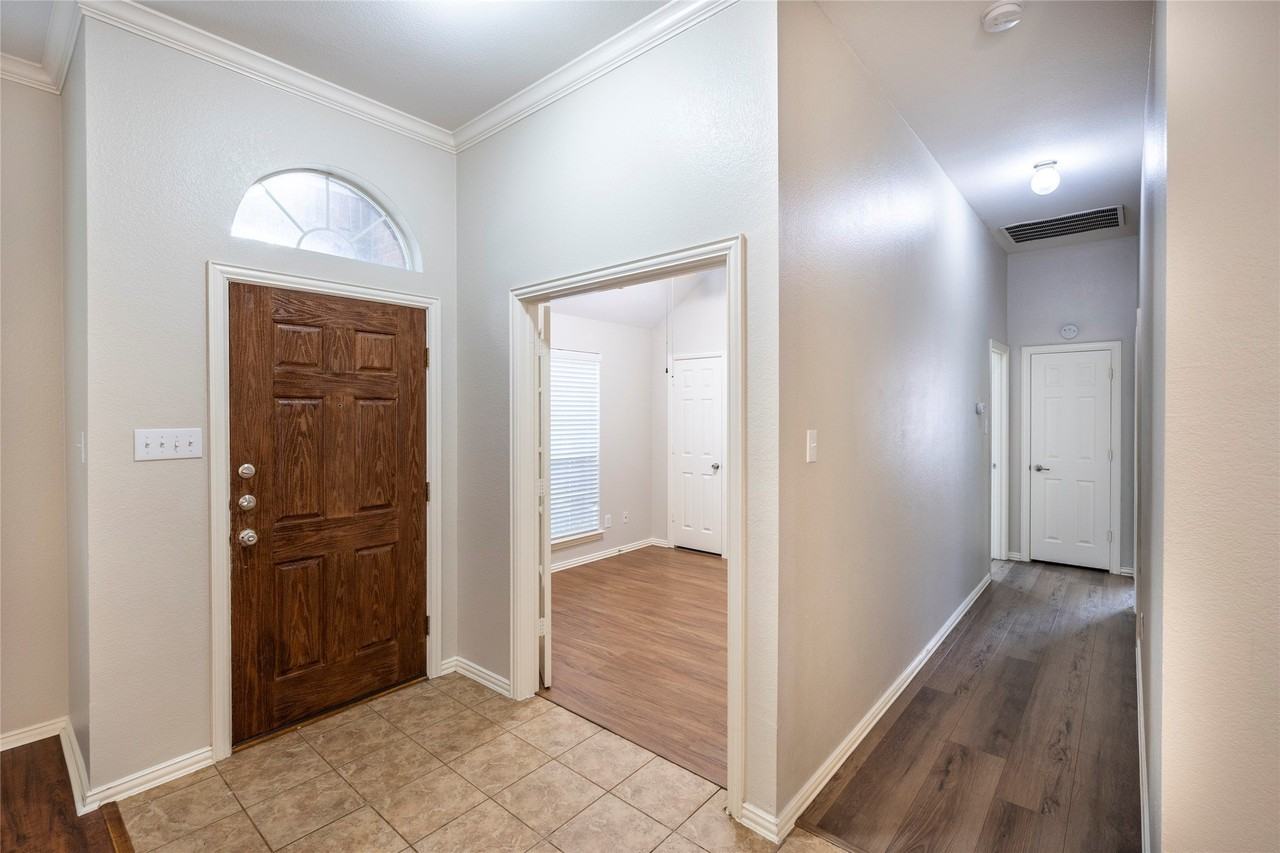 11569 La Grange Dr - Photo 4 of 31