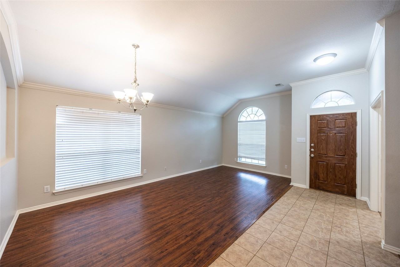 11569 La Grange Dr - Photo 5 of 31