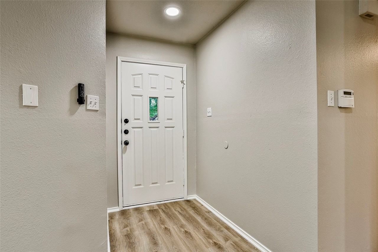 813 Bristol Ave - Photo 5 of 26