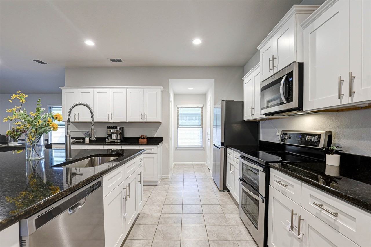 512 Amory St - Photo 3 of 25