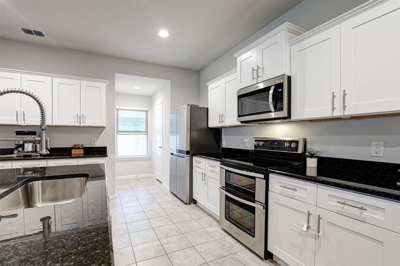 512 Amory St - Photo 4 of 25