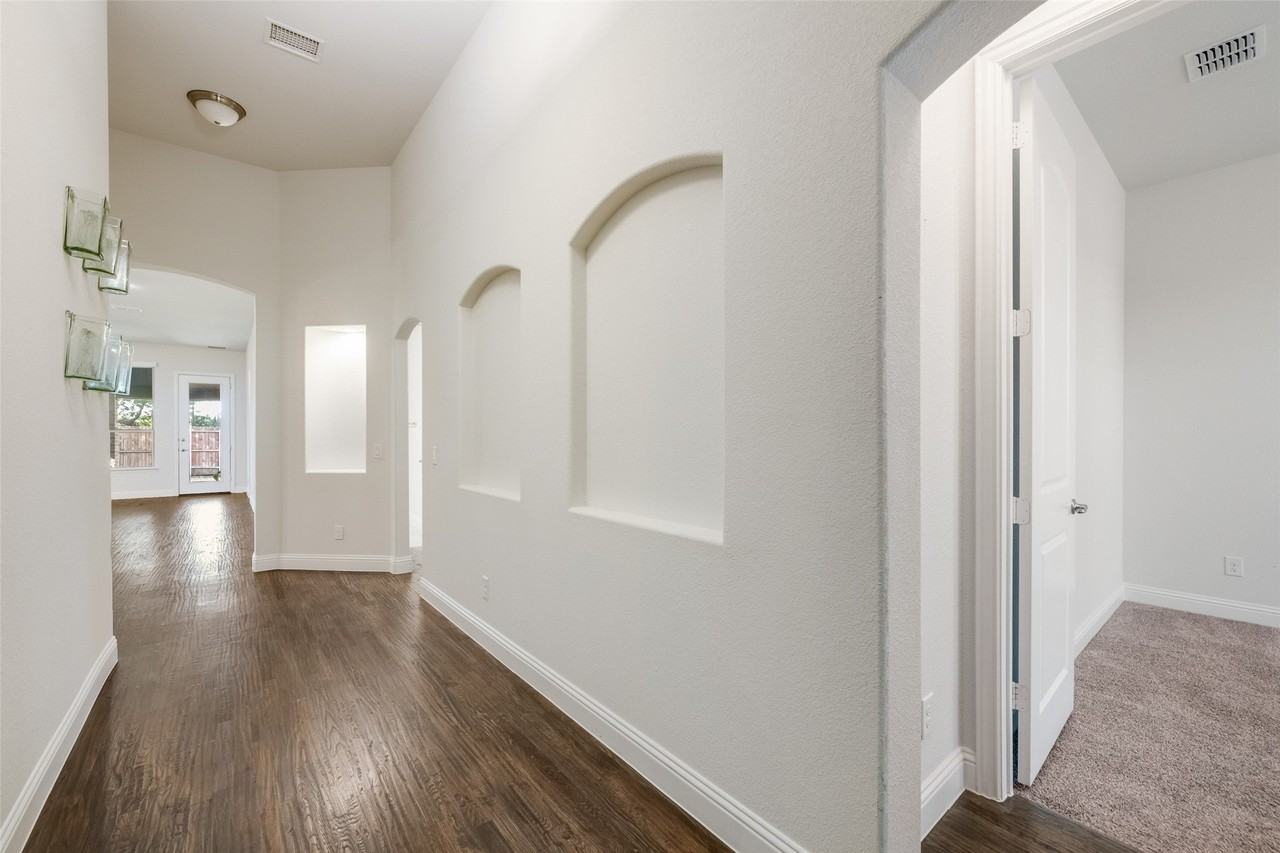 3319 Sequoia Ln - Photo 4 of 26