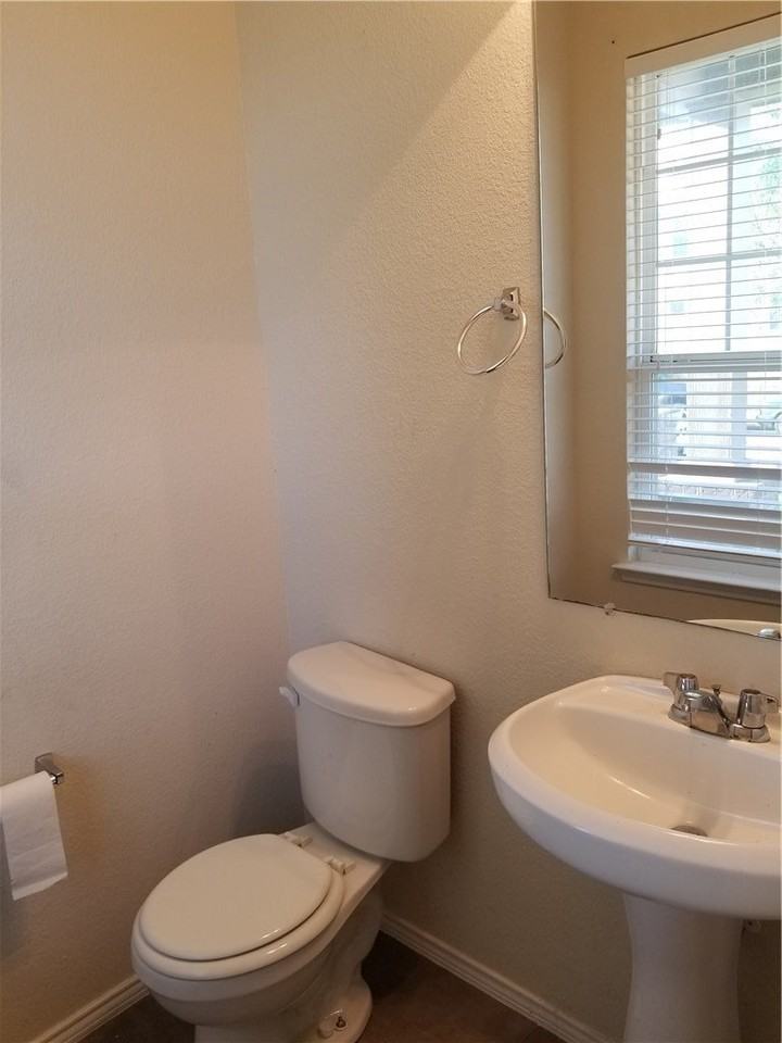 924 Bentwood Trl - Photo 2 of 18