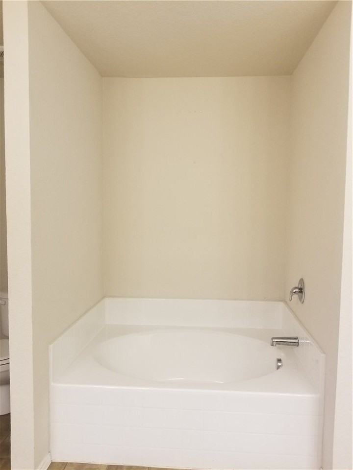 924 Bentwood Trl - Photo 5 of 18