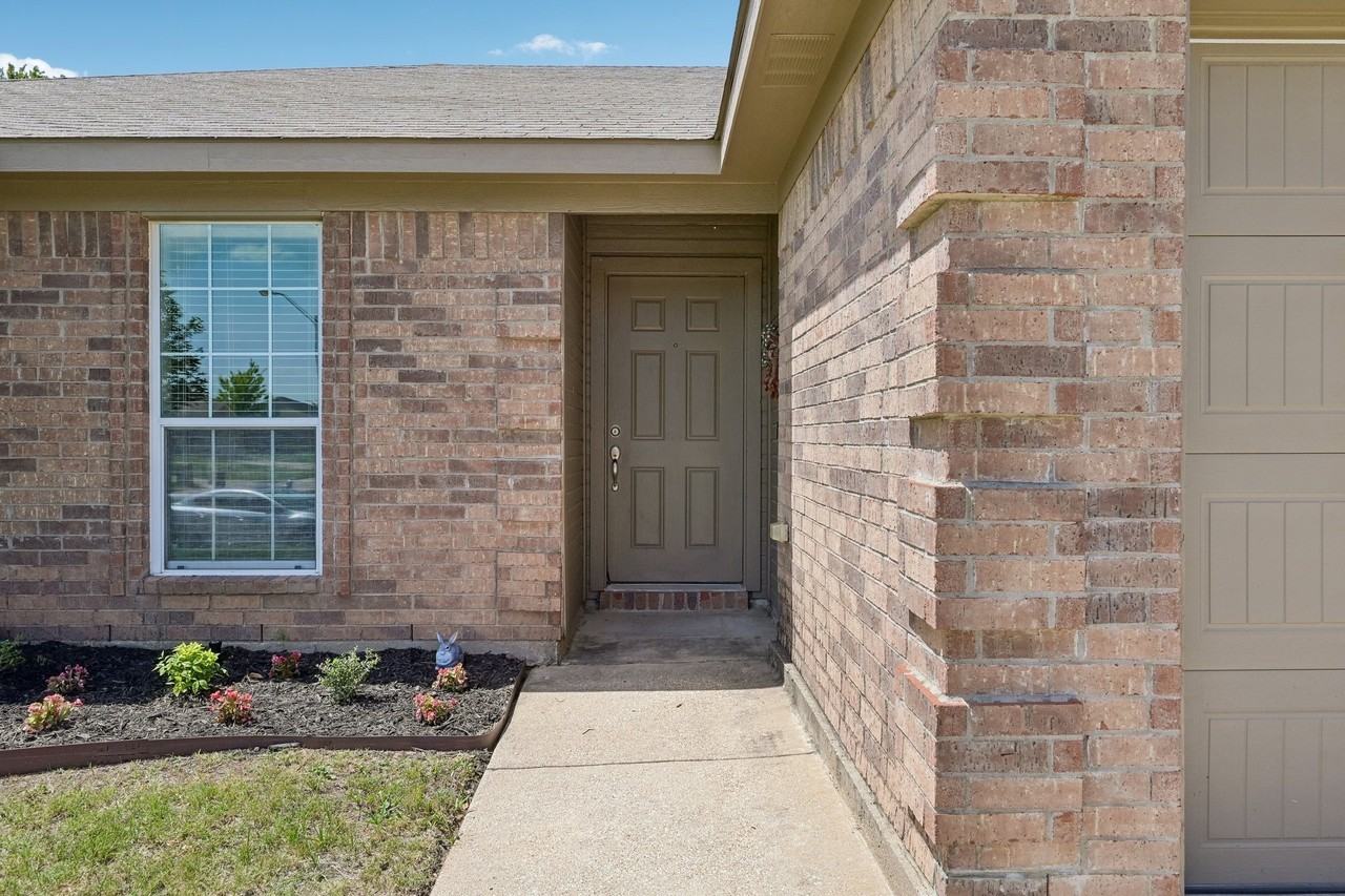 2214 Cancun Dr - Photo 4 of 37