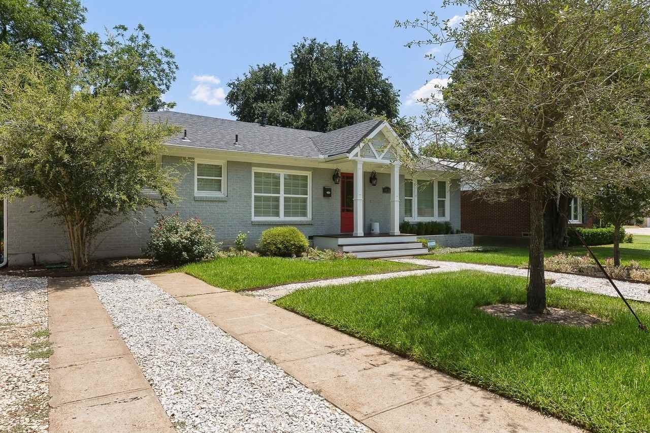 9836 Gooding Dr - Photo 4 of 40