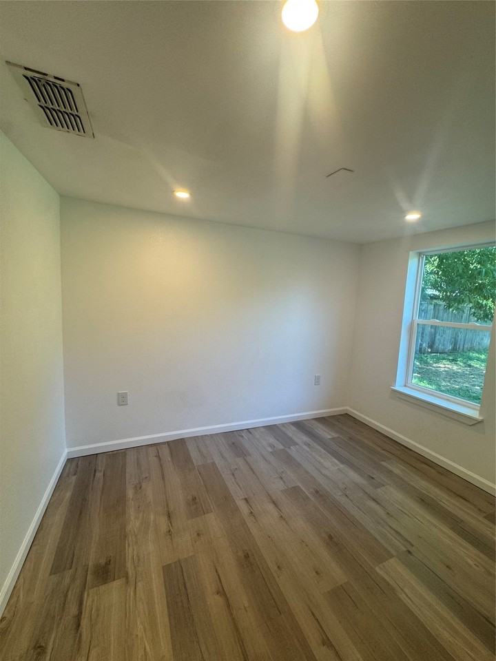 1510 Locust St - Photo 2 of 21