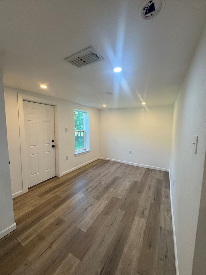 1510 Locust St - Photo 3 of 21