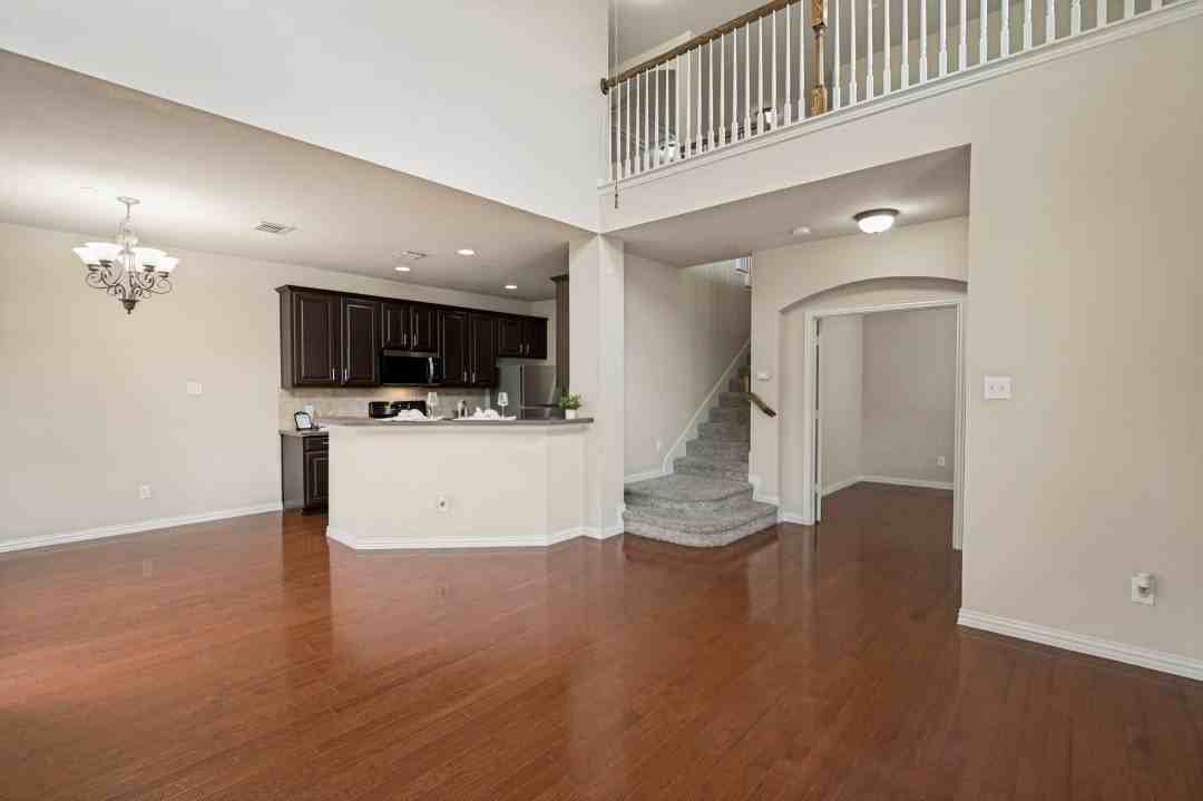 8748 San Bernard St - Photo 5 of 32