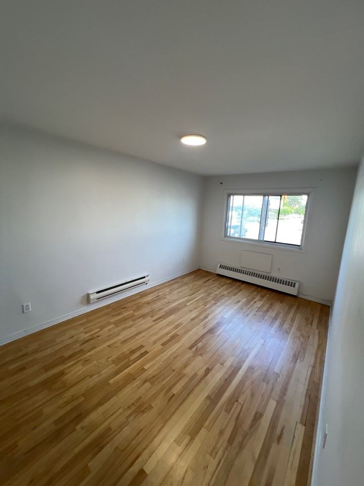 575 32e Avenue — photo 1