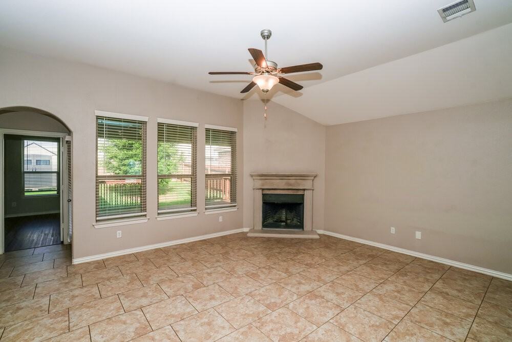 1913 Chimney Dr - Photo 4 of 16