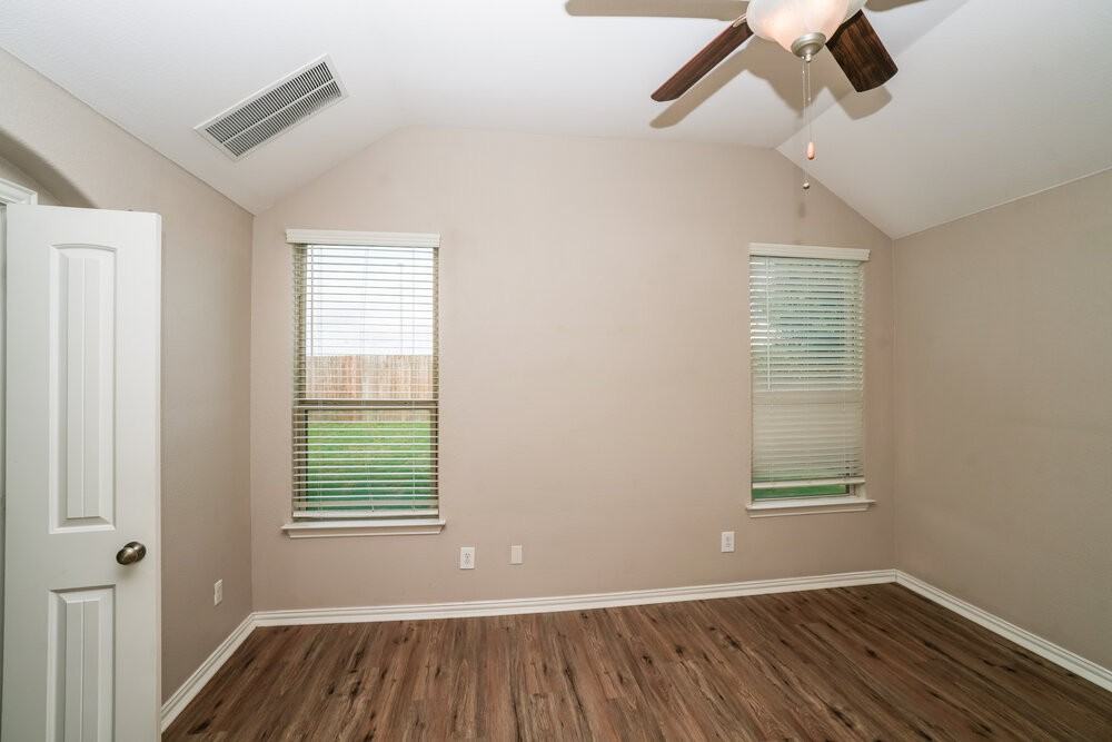 1913 Chimney Dr - Photo 6 of 16