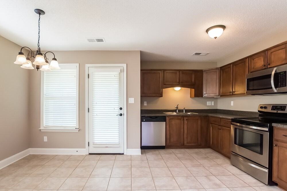 1367 Arbor Lake Dr S - Photo 4 of 15