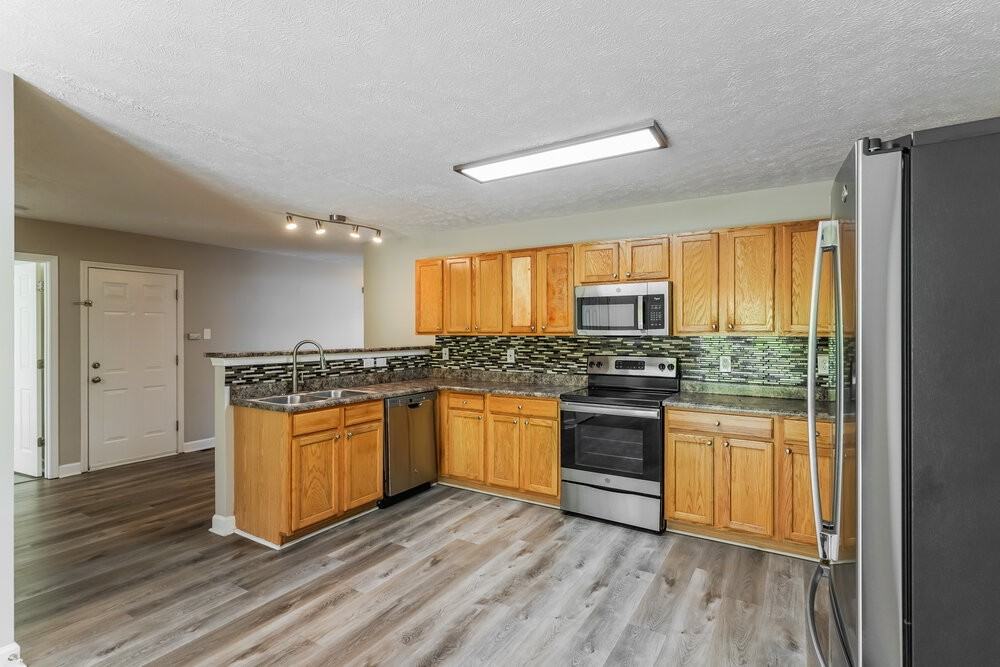 685 Belgium Dr - Photo 6 of 17