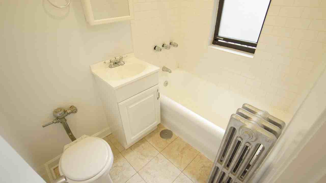 W Catalpa Ave & N Kenmore Ave #401 - Photo 6 of 12