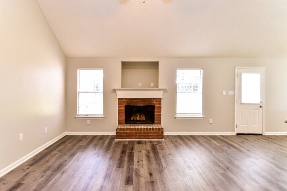 1261 Thames Dr - Photo 4 of 16