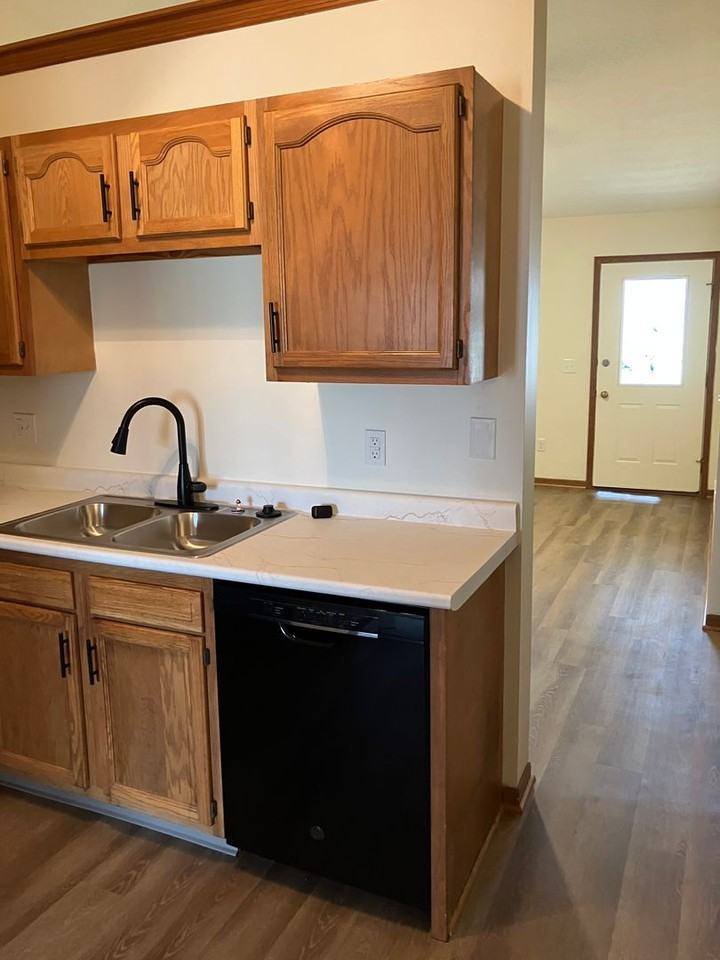 1565 Wayne St - Photo 2 of 17