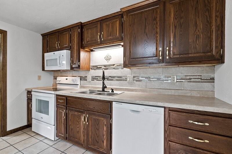 2350 Canter Ln - Photo 6 of 10
