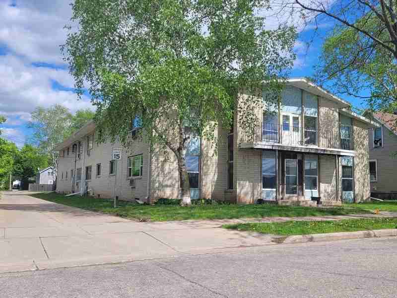 210 N Summit St - Photo 2 of 6