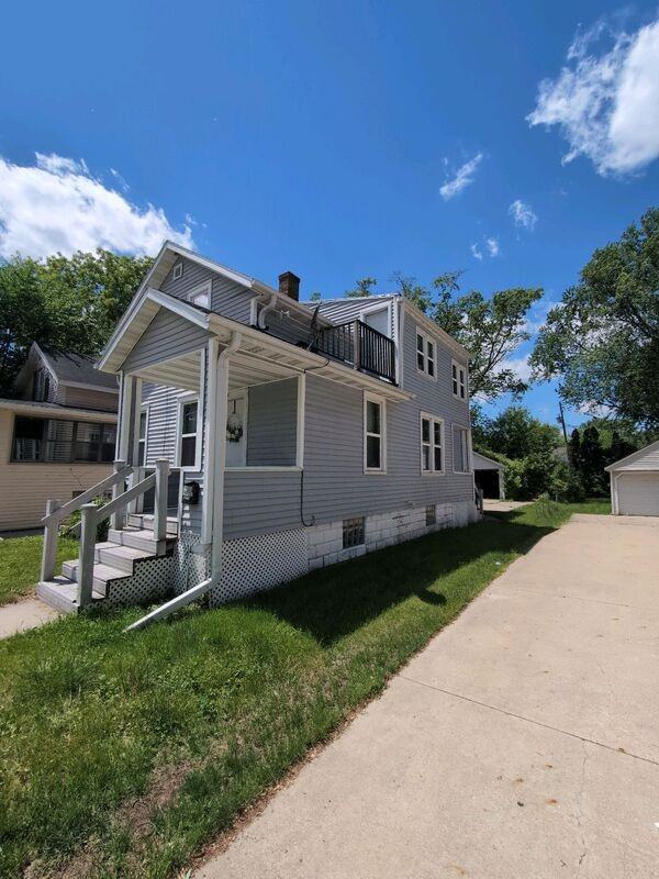 334 S Van Buren St - Photo 2 of 2