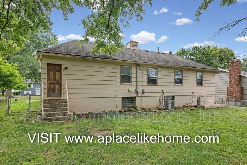 8810 Benson St - Photo 4 of 32