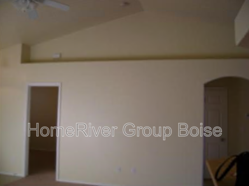 3927 N Kilberry Ave - Photo 3 of 10
