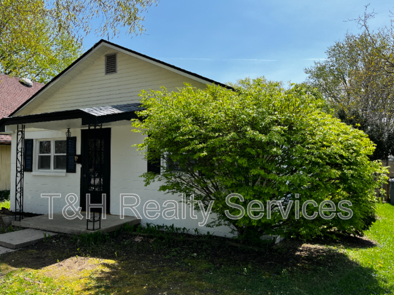 129 W Neal St - Photo 3 of 16