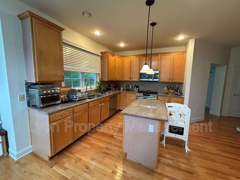240 Sanctuary Dr - Photo 2 of 28