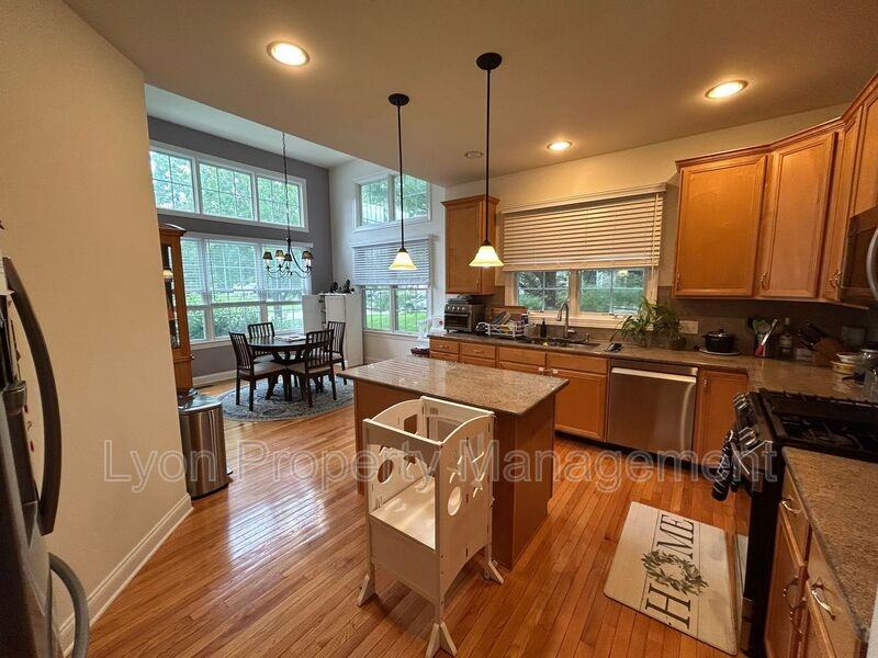 240 Sanctuary Dr - Photo 3 of 28