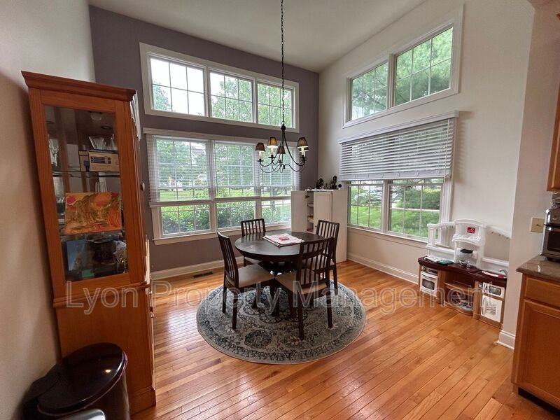 240 Sanctuary Dr - Photo 4 of 28