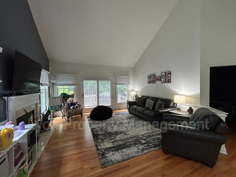 240 Sanctuary Dr - Photo 5 of 28