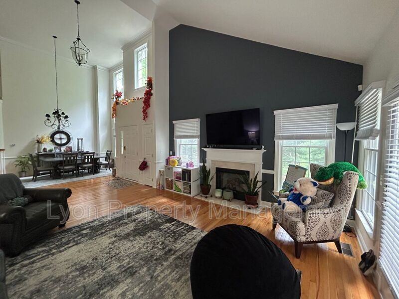 240 Sanctuary Dr - Photo 6 of 28