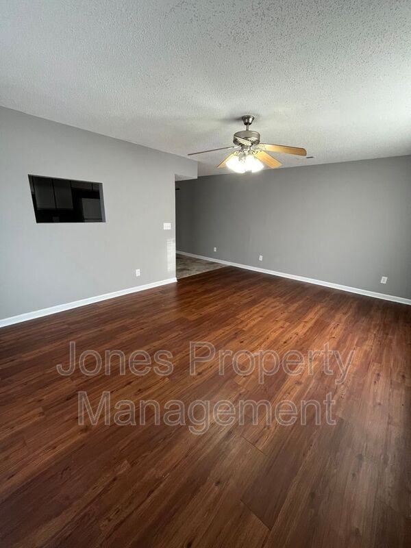 810 Pine St - Photo 2 of 11