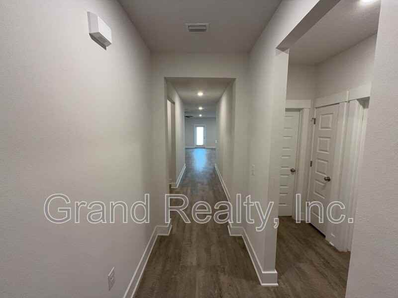 5869 Danbury Blvd - Photo 4 of 23