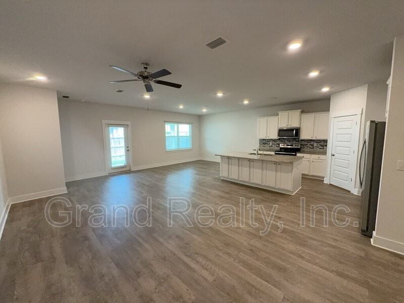 5869 Danbury Blvd - Photo 7 of 23