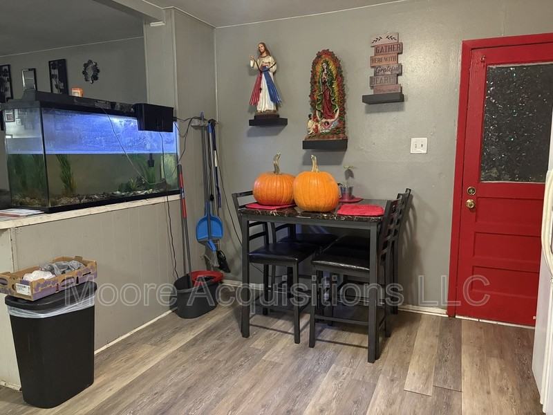 1047 Star St - Photo 5 of 19