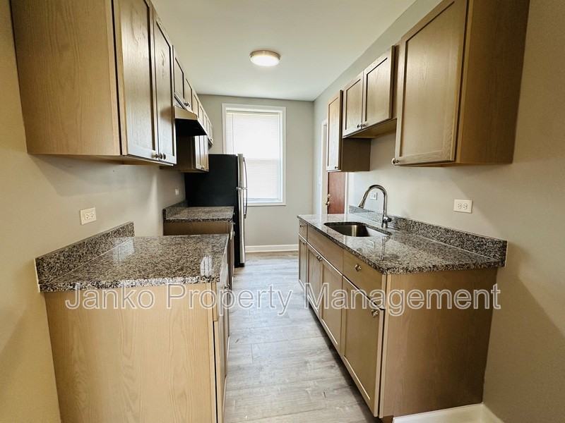 644 N Mayfield Ave #1