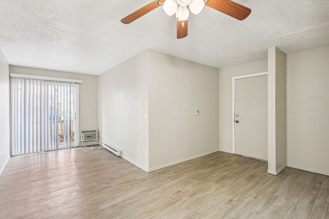 2403HI - Photo 2 of 7