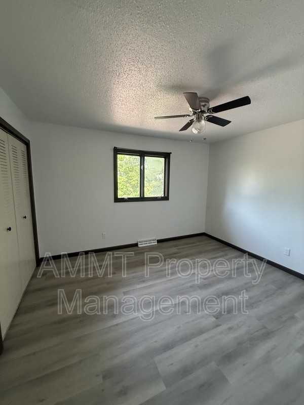 608 S Garnavillo St - Photo 3 of 7