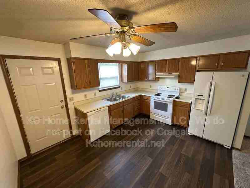 735 Ne Barnes Dr #B - Photo 5 of 37