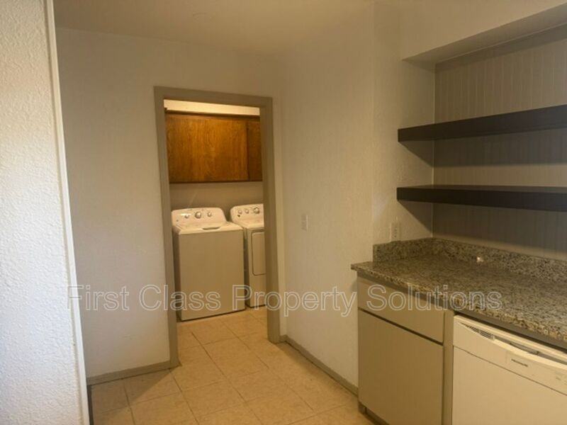 1404 Mary Lee Ln - Photo 3 of 17