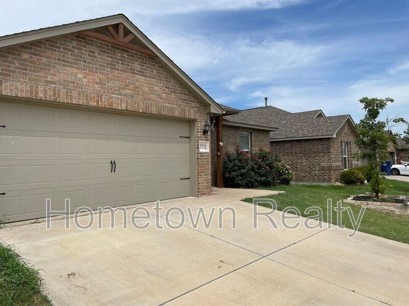 1712 Vermilion Ln - Photo 3 of 39