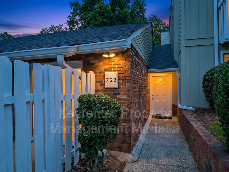 723 Hanover Ln Se - Photo 2 of 20