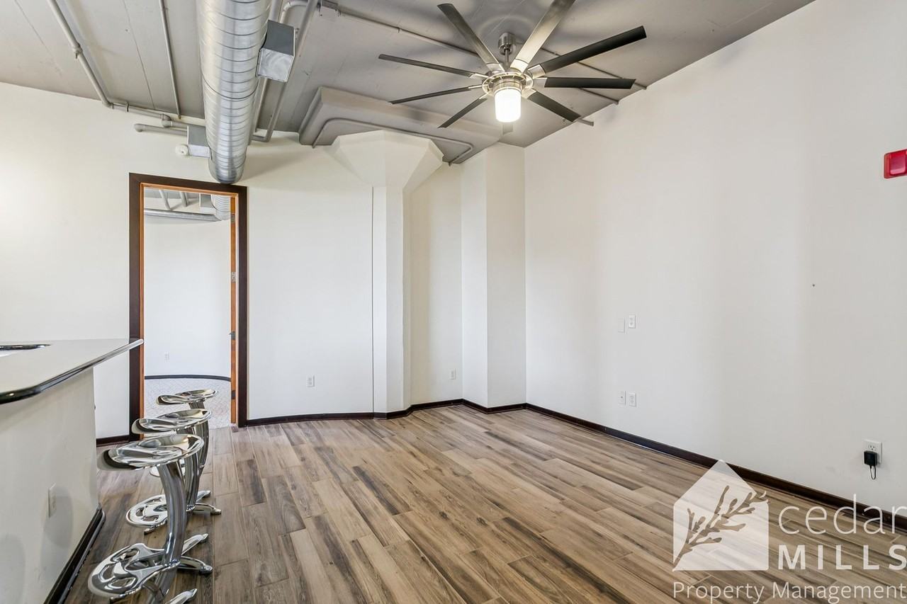 201 S Saint Francis Ave #502 - Photo 4 of 25