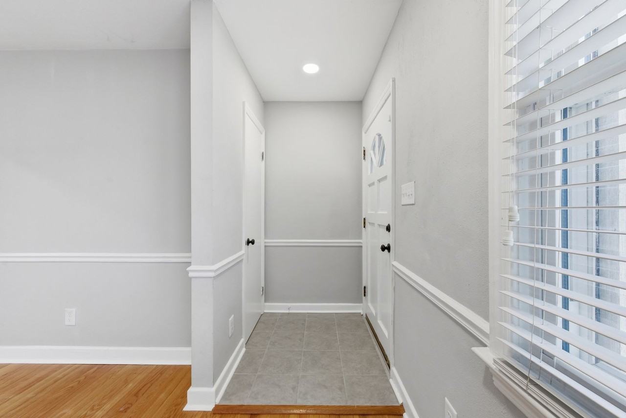 2725 Greendale Ave - Photo 4 of 32