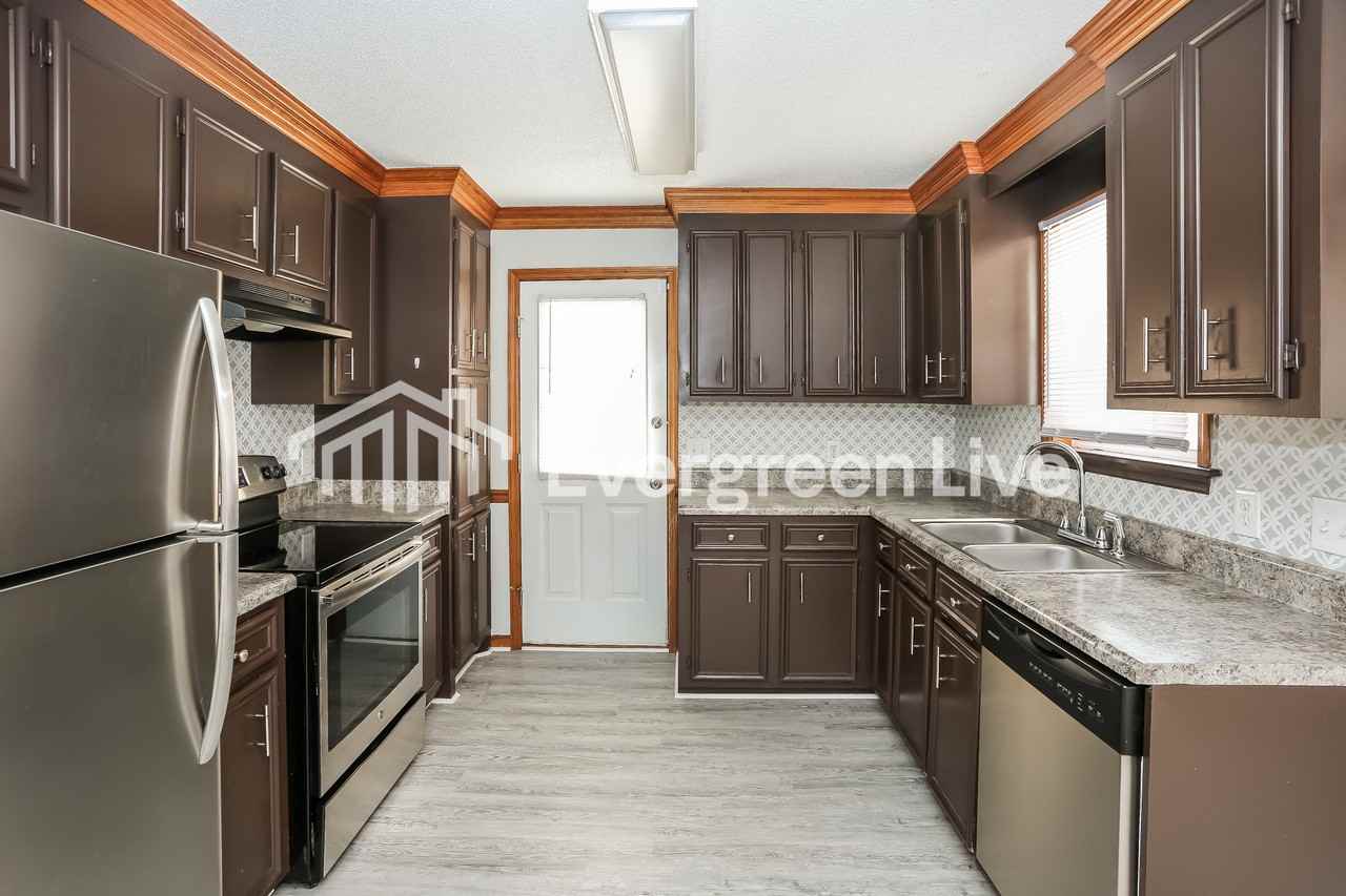 133 Shadeland Cir - Photo 3 of 10