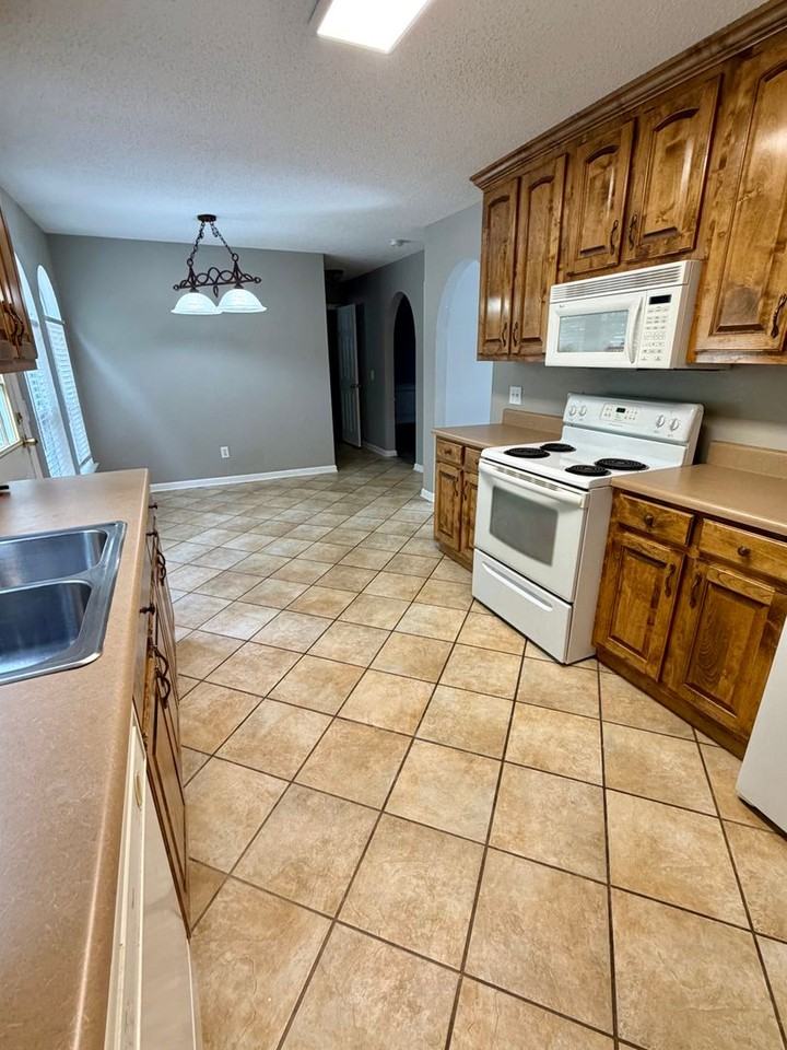 1701 W Oak Dr - Photo 6 of 27