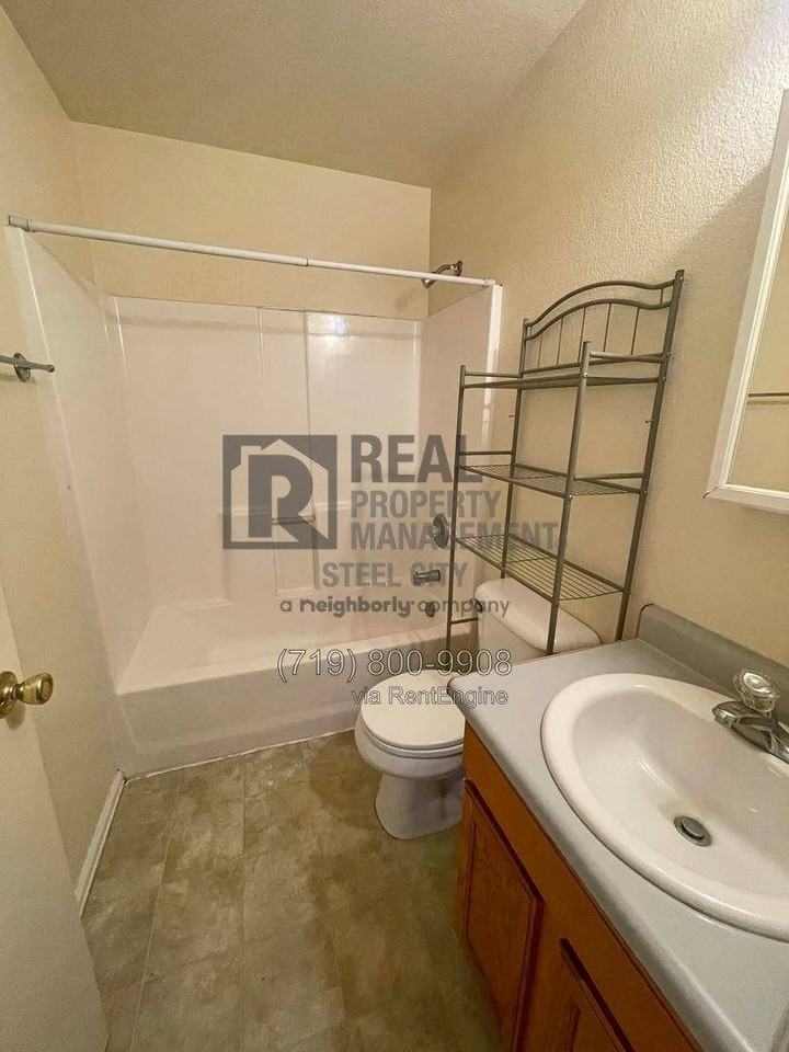 1713 Oakshire Ln #D - Photo 5 of 10