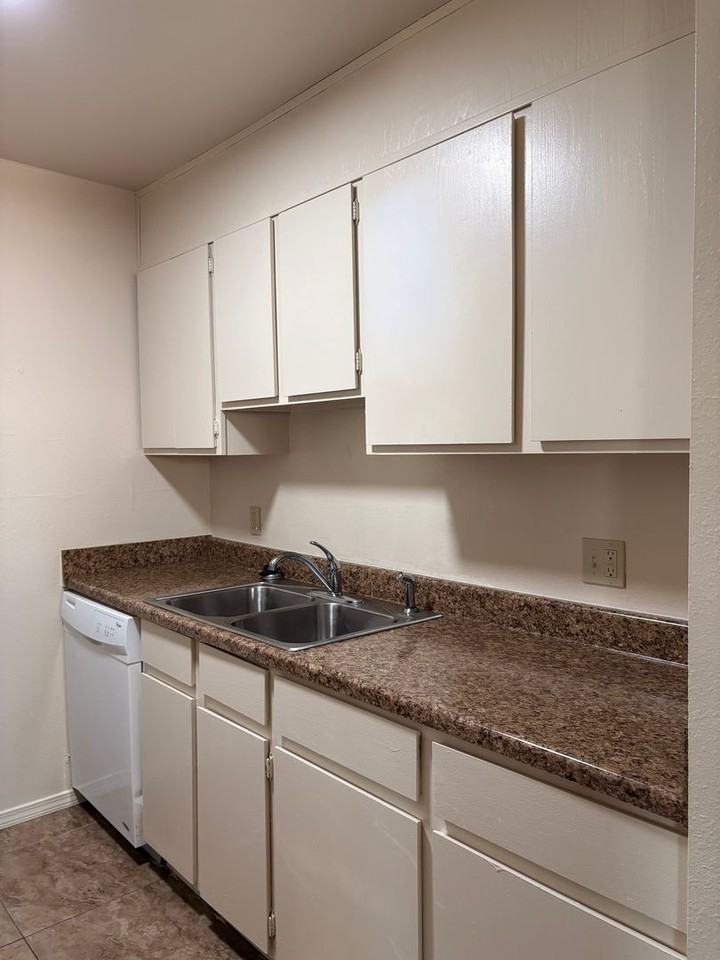 3000 Trinity Dr #15 - Photo 4 of 23